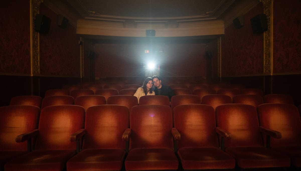 Intérieur d'une ancienne salle de cinéma, sièges en velours.