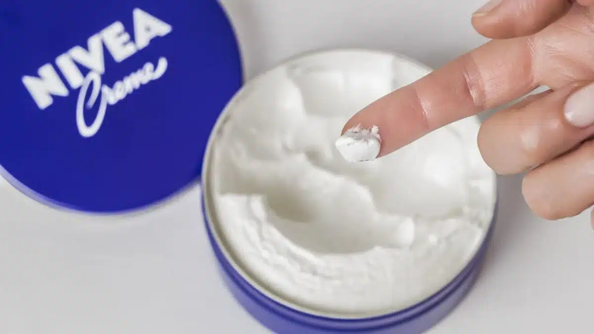 "J'ai étudié sa composition" : une dermatologue donne son avis sincère sur la crème bleue Nivea