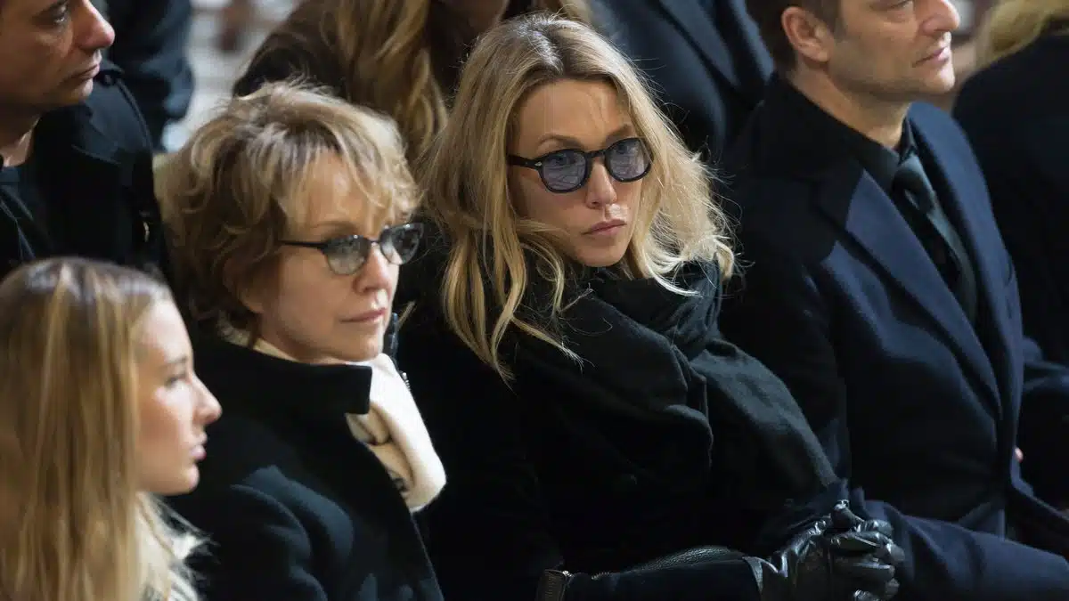 Laura Smet en deuil lors des obsèques de Johnny Hallyday, le regard pensif