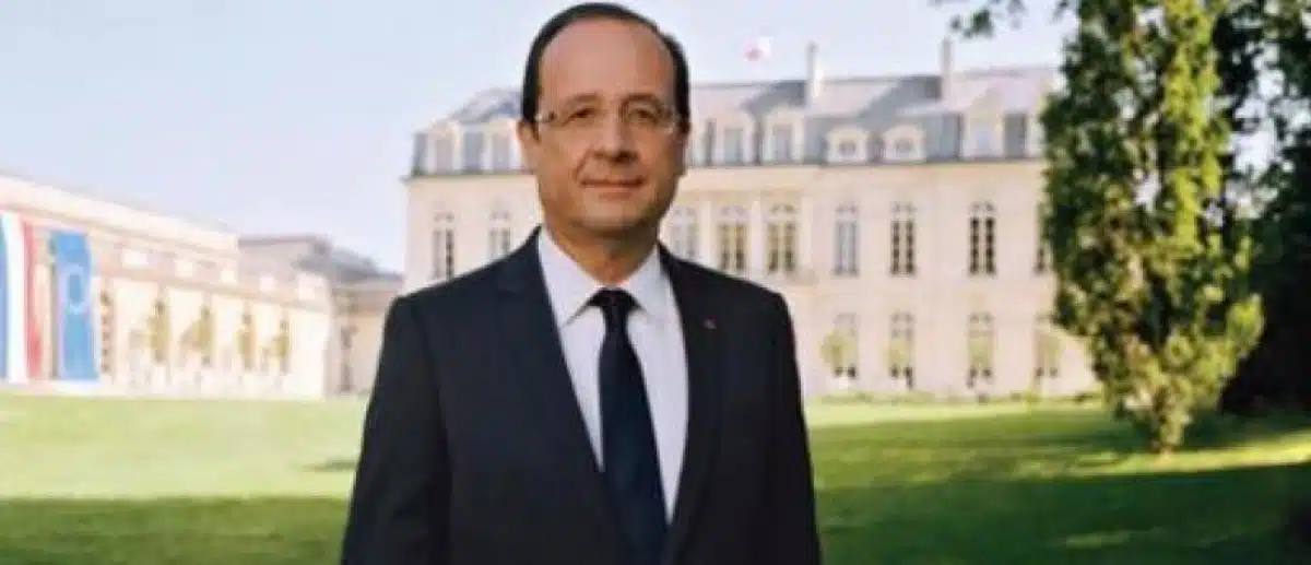 François Hollande en costume sombre devant l'Élysée, portrait officiel
