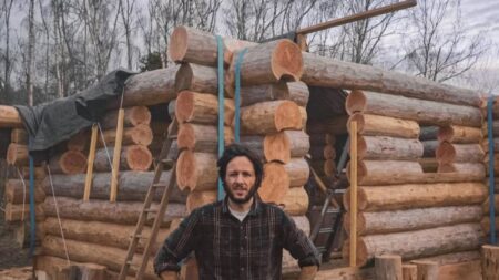 « Je n'allais pas bien » : Vianney lâche le micro pendant 9 mois pour bâtir seul une cabane en rondins