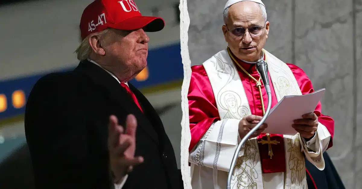 Donald Trump portant une casquette rouge USA 45-47 face au pape Léon XIV en habits liturgiques rouges et blancs