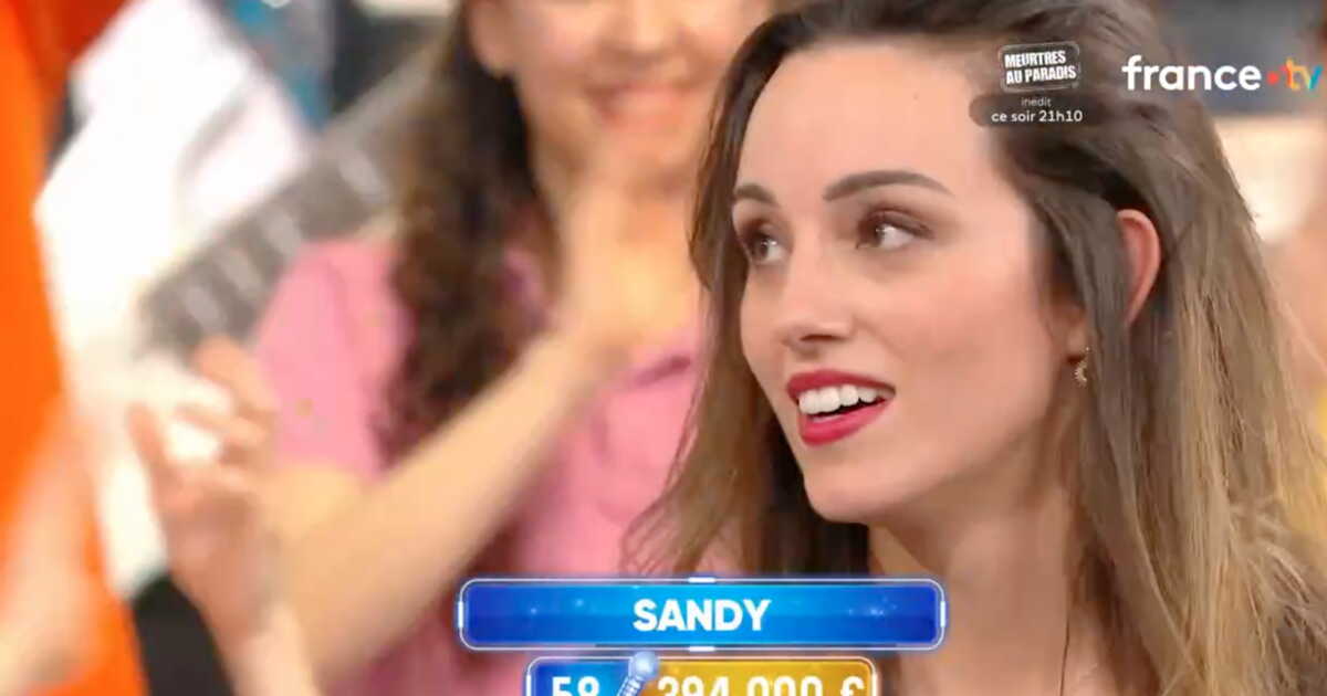 Sandy en larmes de joie sur le plateau de N'oubliez pas les paroles, avec sa cagnotte de 394 000 euros affichée à l'écran