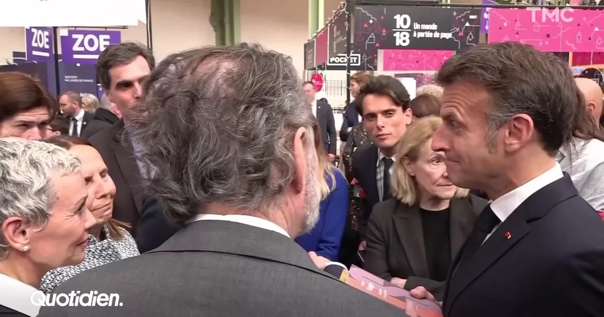 Emmanuel Macron au Festival du livre de Paris, visiblement tendu lors d'une conversation captée par les caméras de Quotidien