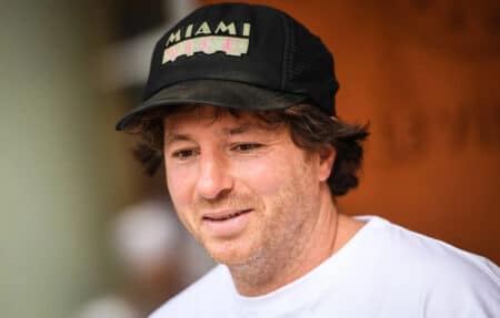 Jean Imbert, chef cuisinier médiatique, portant une casquette Miami Vice, photographié à Roland-Garros