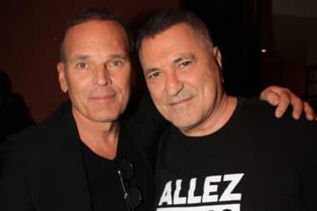 Jean-Marie Bigard et Laurent Baffie complices, deux amis de longue date souriants ensemble