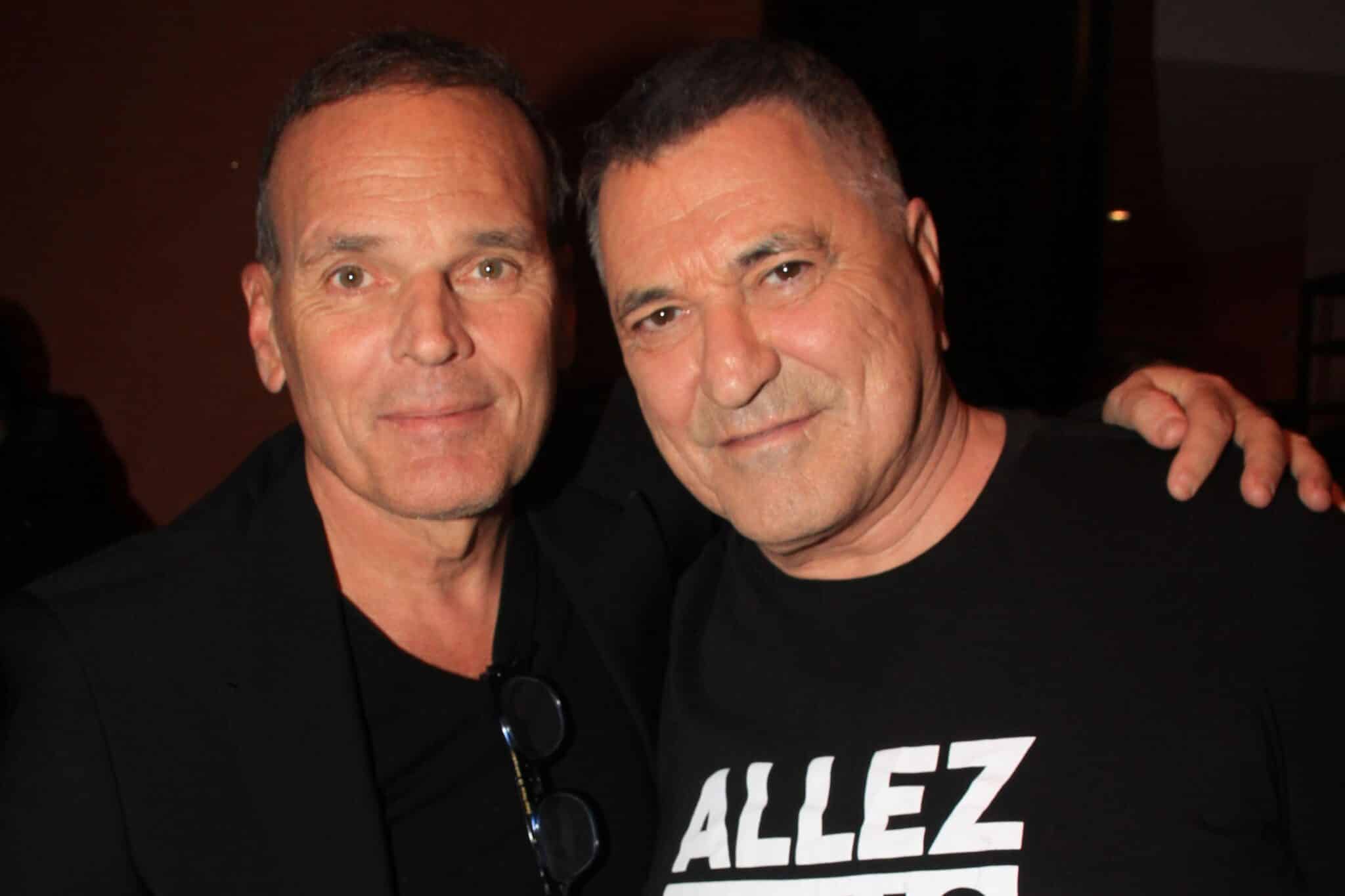 Jean-Marie Bigard et Laurent Baffie complices, deux amis de longue date souriants ensemble