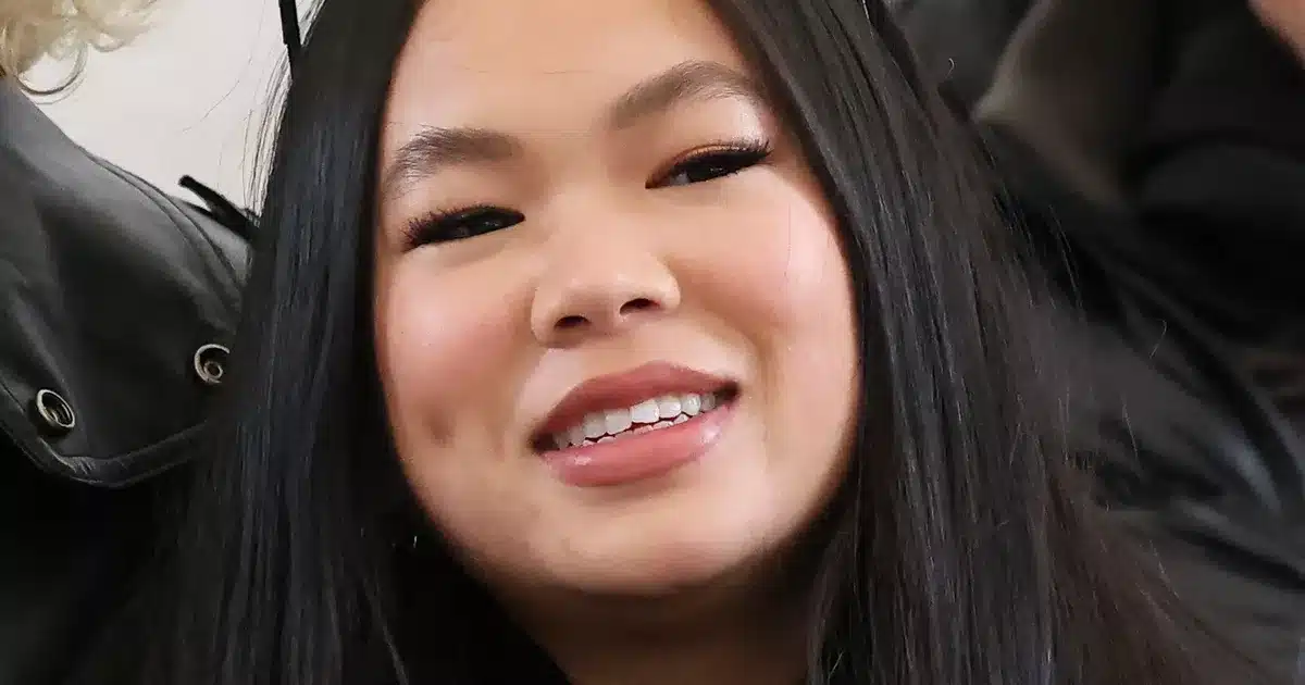 Joy Hallyday souriante, cheveux noirs lisses, gros plan visage