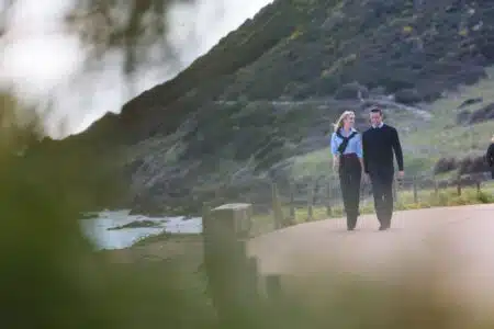 Jordan Bardella et la princesse Maria Carolina se promènent main dans la main sur la promenade d'Ajaccio face au golfe