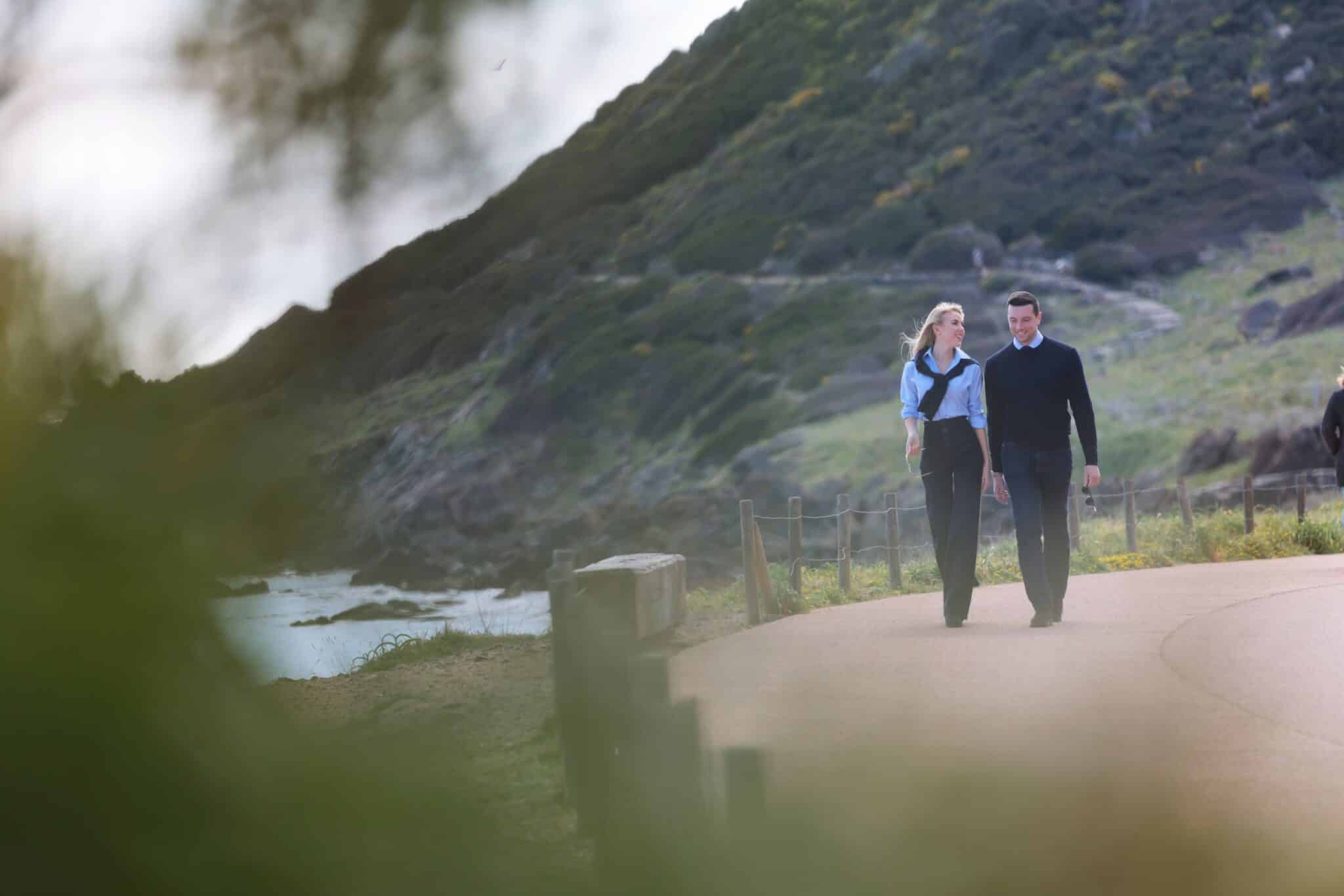 Jordan Bardella et la princesse Maria Carolina se promènent main dans la main sur la promenade d'Ajaccio face au golfe