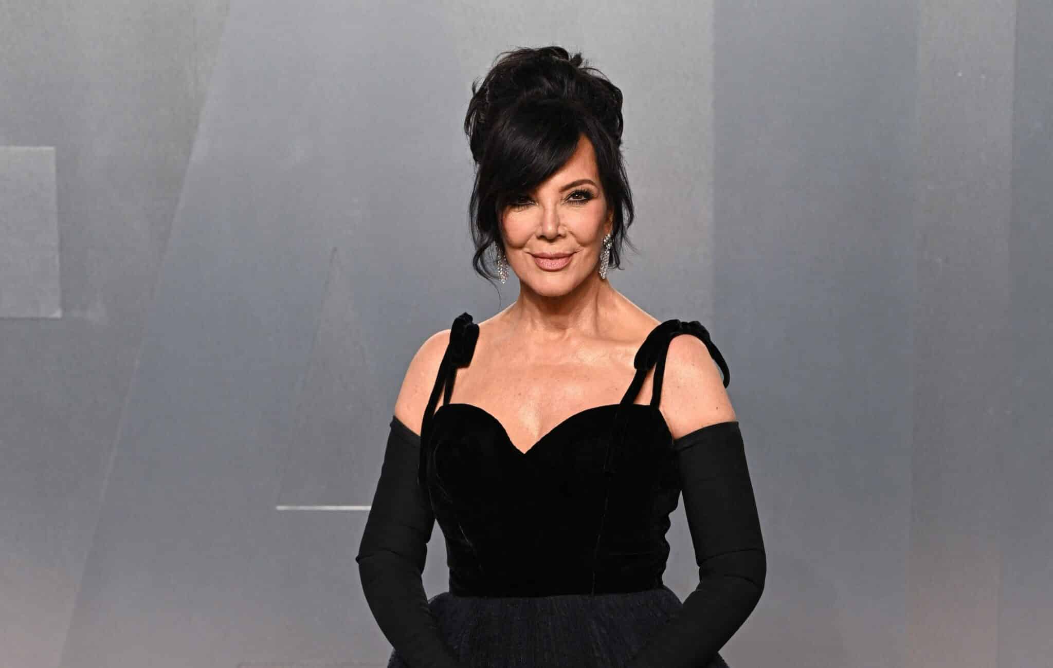 Kris Jenner en robe noire élégante, devenue porte-bonheur viral en Chine