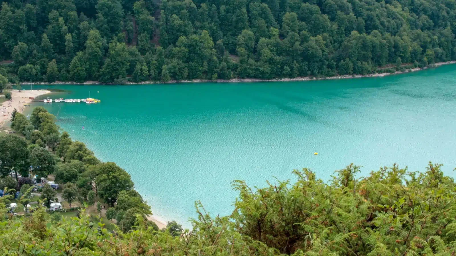 Lacs de Chalain et Clairvaux : ces eaux turquoise du Jura à 1h30 de Genève rivalisent avec les tropiques