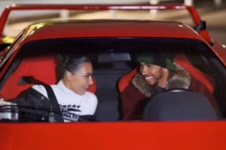 Lewis Hamilton officialise sa relation avec Kim Kardashian dans une Ferrari à Tokyo