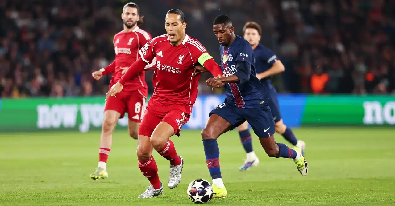 Virgil van Dijk de Liverpool et un joueur du PSG se disputent le ballon lors d'un match de Ligue des champions