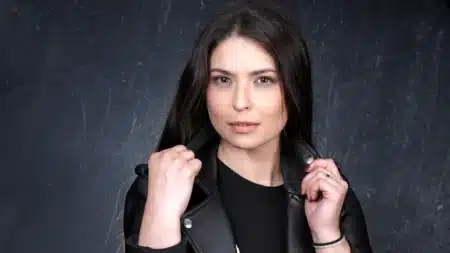 Lucie Bernardoni en veste en cuir noir, regard intense face caméra