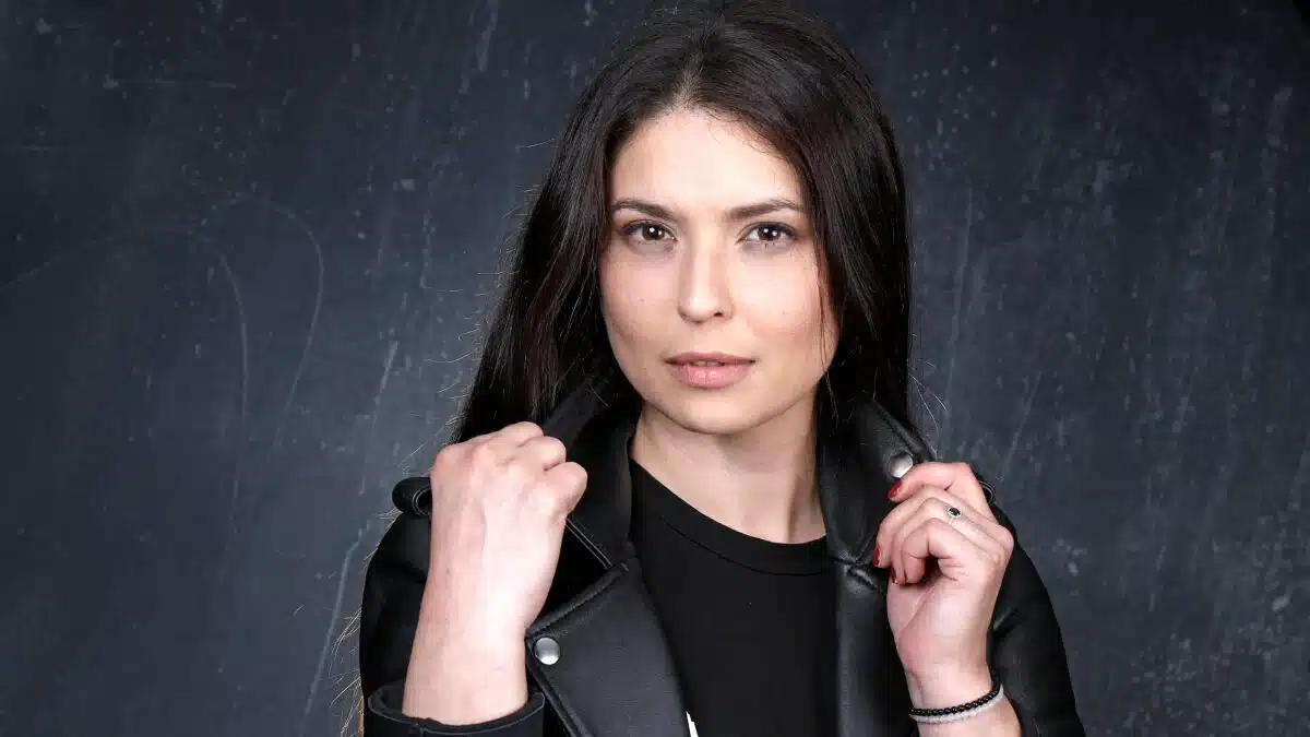 Lucie Bernardoni en veste en cuir noir, regard intense face caméra