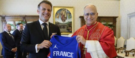 Emmanuel Macron remet un maillot de l'équipe de France de basket au pape Léon XIV lors de leur audience au Vatican