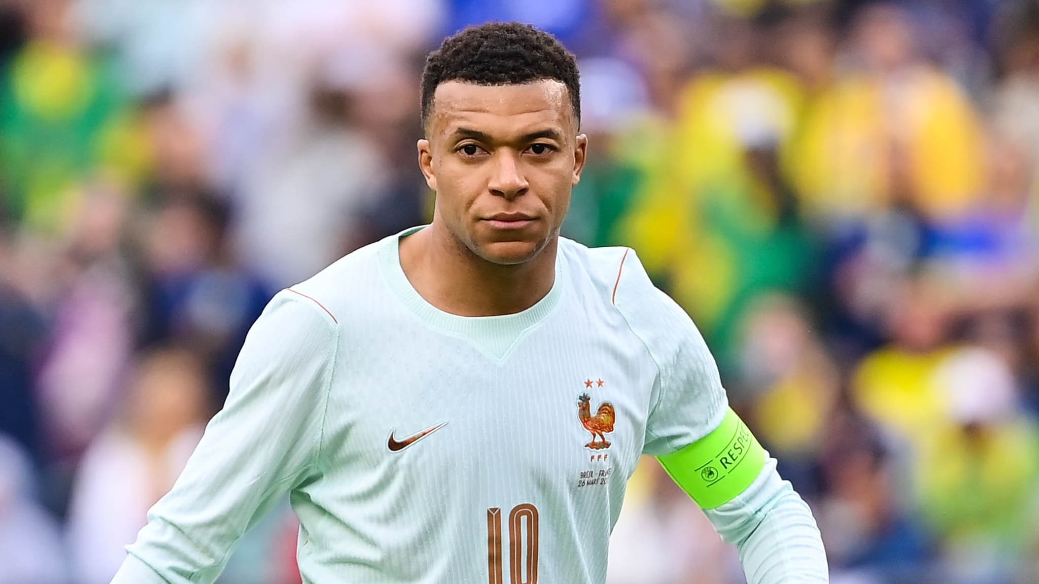 Kylian Mbappé portant le maillot de l'équipe de France lors d'un match amical contre le Brésil