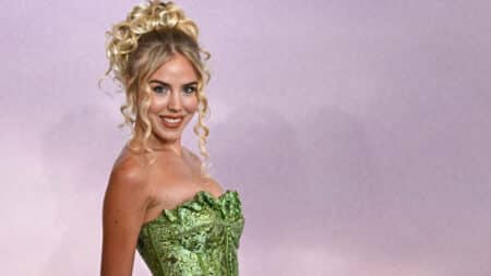 Maria Carolina de Bourbon des Deux-Siciles, compagne de Jordan Bardella, en robe bustier verte lors d'un événement mondain