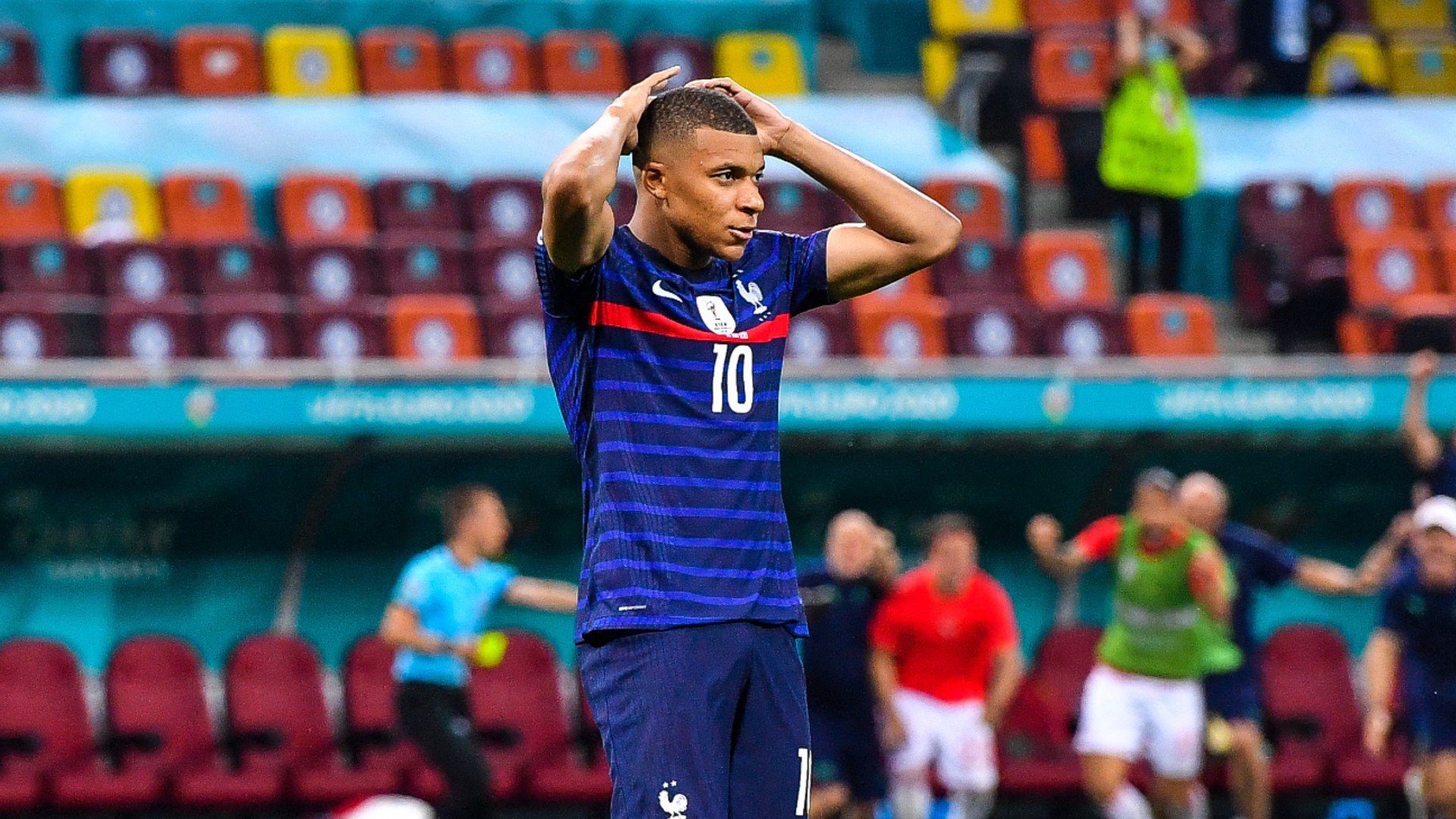 Kylian Mbappé, joueur de football, se tient la tête sur