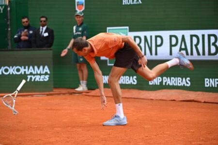 Daniil Medvedev fracasse sa raquette sur le court en terre battue de Monte-Carlo lors de sa défaite 6-0 6-0 face à Berrettini