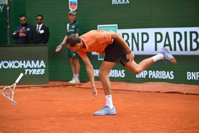 Daniil Medvedev fracasse sa raquette sur le court en terre battue de Monte-Carlo lors de sa défaite 6-0 6-0 face à Berrettini