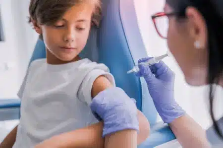 Méningite : seulement 17 % des ados français sont protégés contre cette infection qui tue en quelques heures