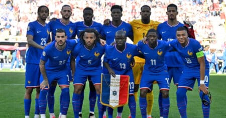 L'équipe de France de football lors de l'Euro 2024, en maillot bleu, posant pour la photo officielle avant un match contre la Pologne à Dortmund
