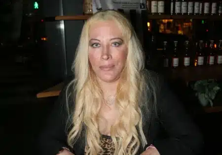 Loana Petrucciani, portrait dans un bar, cheveux blonds longs, regard intense