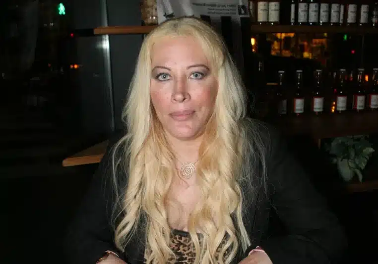 Loana Petrucciani, portrait dans un bar, cheveux blonds longs, regard intense