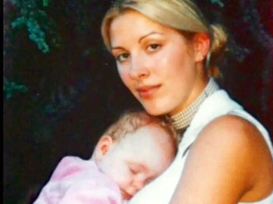 Loana jeune tenant dans ses bras sa fille Mindy bébé, portrait intime et émouvant