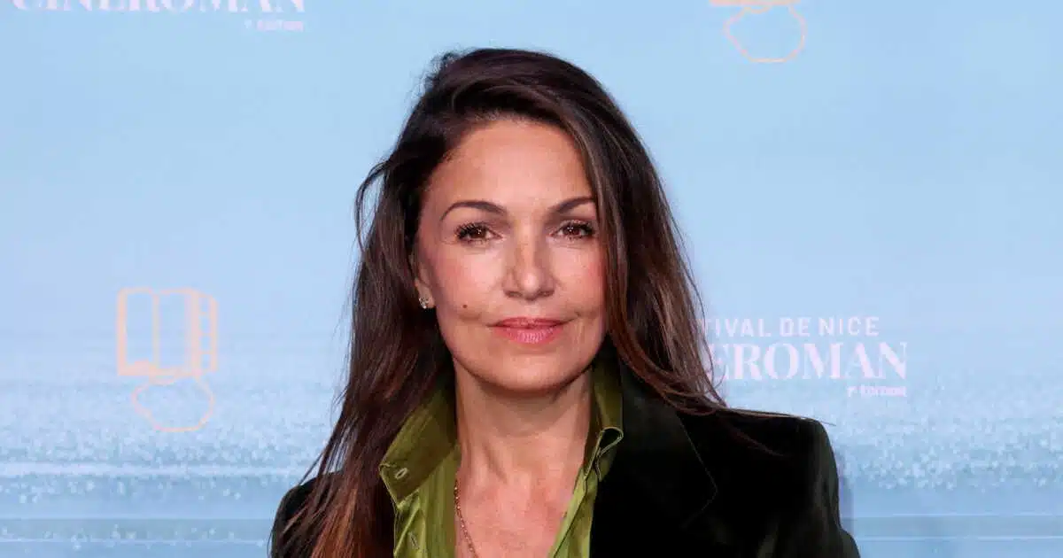 Nadia Farès lors du Festival Cinéroman de Nice, souriant face à l'objectif