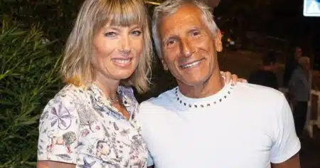 Nagui et Mélanie Page posant ensemble lors d'une soirée estivale