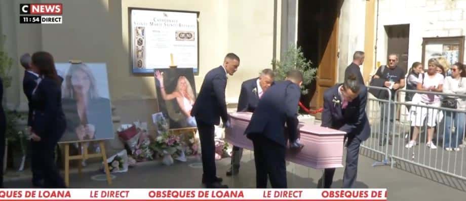 Le cercueil rose de Loana porté par les pompes funèbres devant la cathédrale Sainte-Réparate de Nice lors de ses obsèques