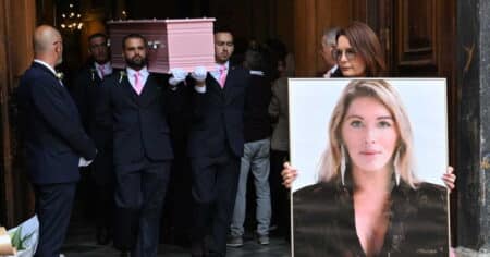 Le cercueil rose de Loana porté par les pompes funèbres à la sortie de la cathédrale Sainte-Réparate de Nice, avec le portrait de la star tenu par sa mère Violette