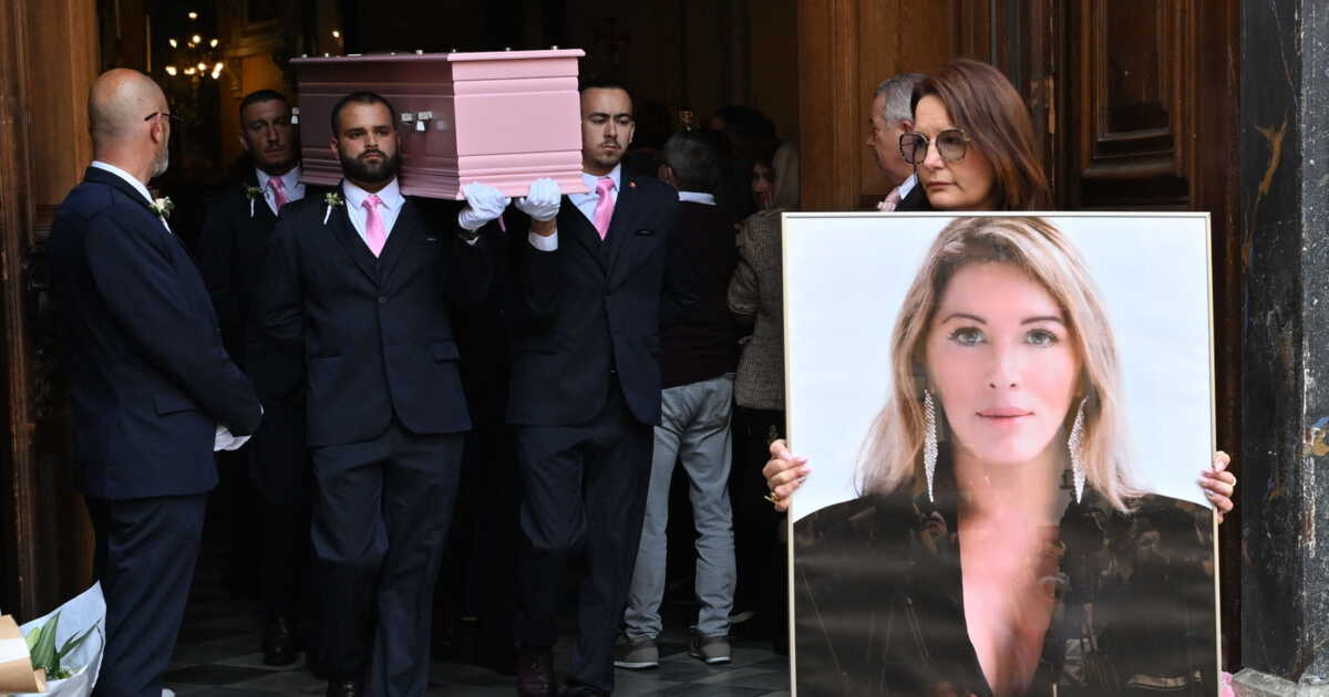 Le cercueil rose de Loana porté par les pompes funèbres à la sortie de la cathédrale Sainte-Réparate de Nice, avec le portrait de la star tenu par sa mère Violette