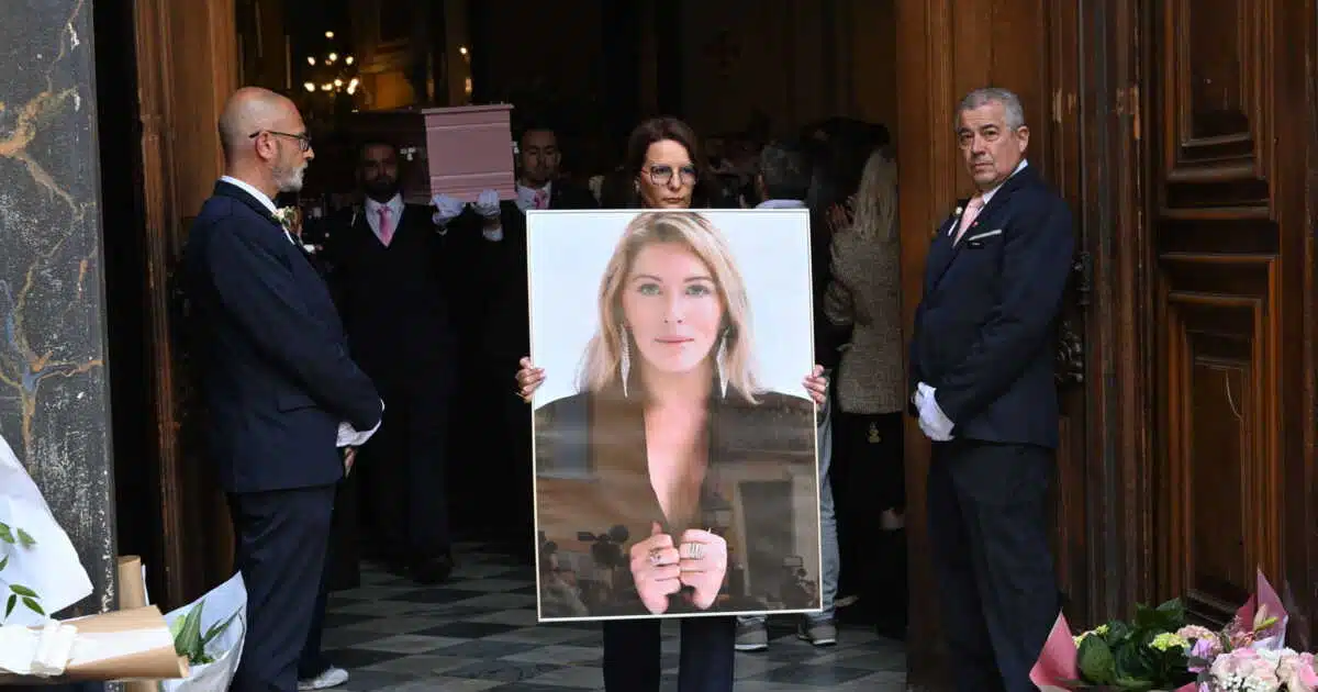 Sortie du cercueil rose de Loana de la cathédrale Sainte-Réparate de Nice, avec son portrait porté par une proche lors des obsèques