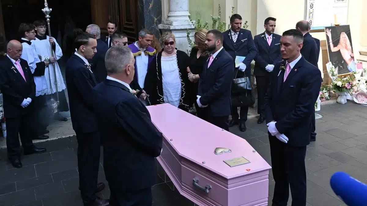 Le cercueil rose de Loana devant la cathédrale Sainte-Réparate à Nice, entouré des porteurs en costume sombre et cravate rose, lors de ses funérailles