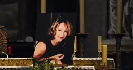 Obsèques de Nathalie Baye : Laura Smet en larmes quitte l'église et s'approche des fans