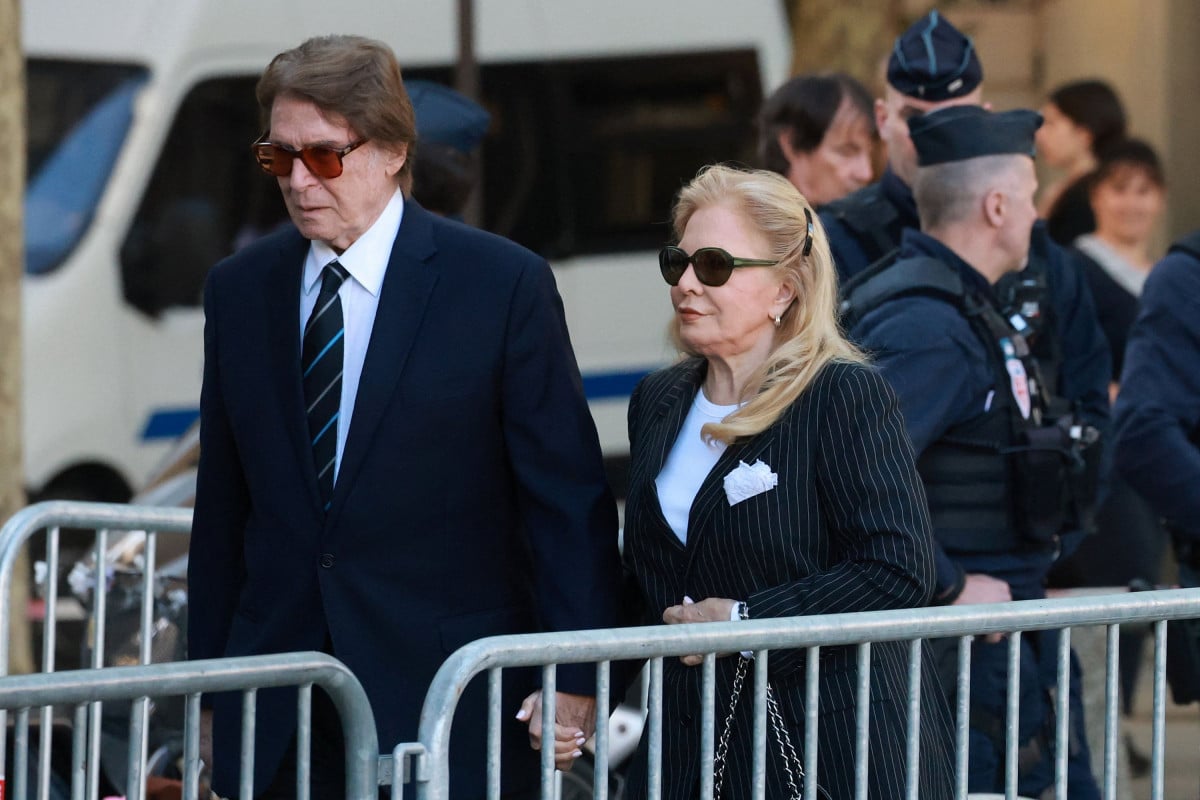 Obsèques de Nathalie Baye : Sylvie Vartan au bras de David Hallyday, Brigitte Macron, Eddy Mitchell… les images de l'adieu