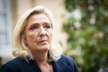 Marine Le Pen, présidente du groupe RN à l'Assemblée nationale, dans un moment de réflexion