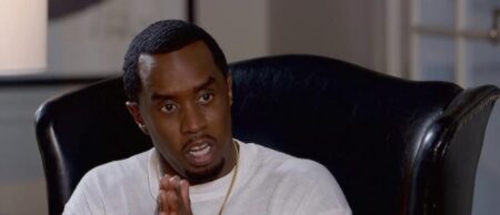 Sean Combs alias P. Diddy lors d'une interview, assis dans un fauteuil en cuir noir