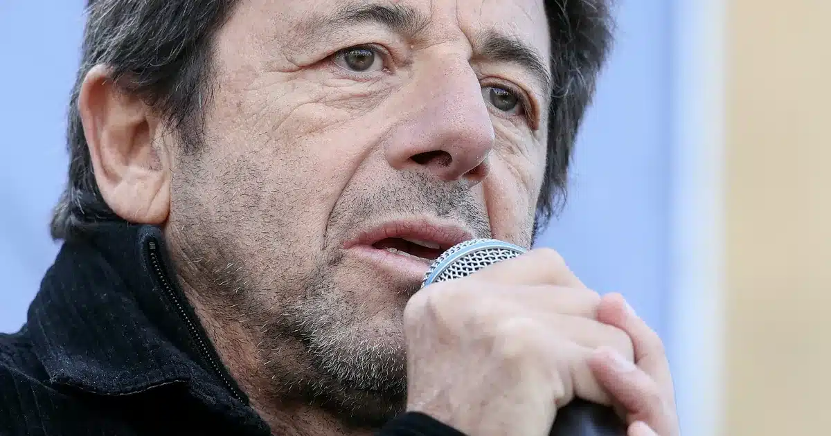 Patrick Bruel tenant un microphone, visage en gros plan