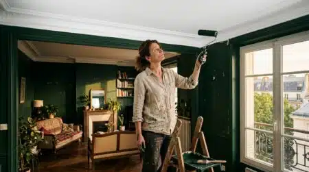Salon avec murs verts et plafond blanc créant un contraste visible