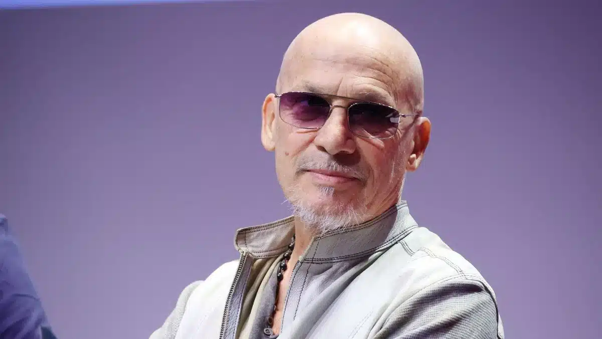 Florent Pagny, tête rasée et lunettes teintées, lors d'une apparition publique