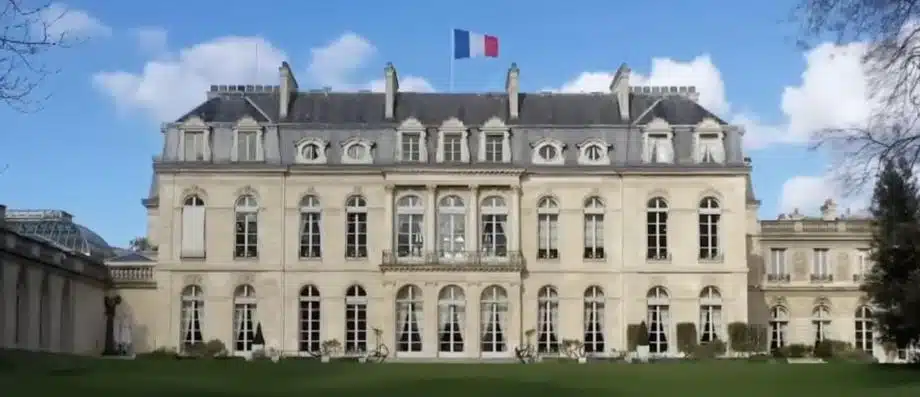 Vue du Palais de l'Élysée côté jardin, drapeau français flottant sur le toit