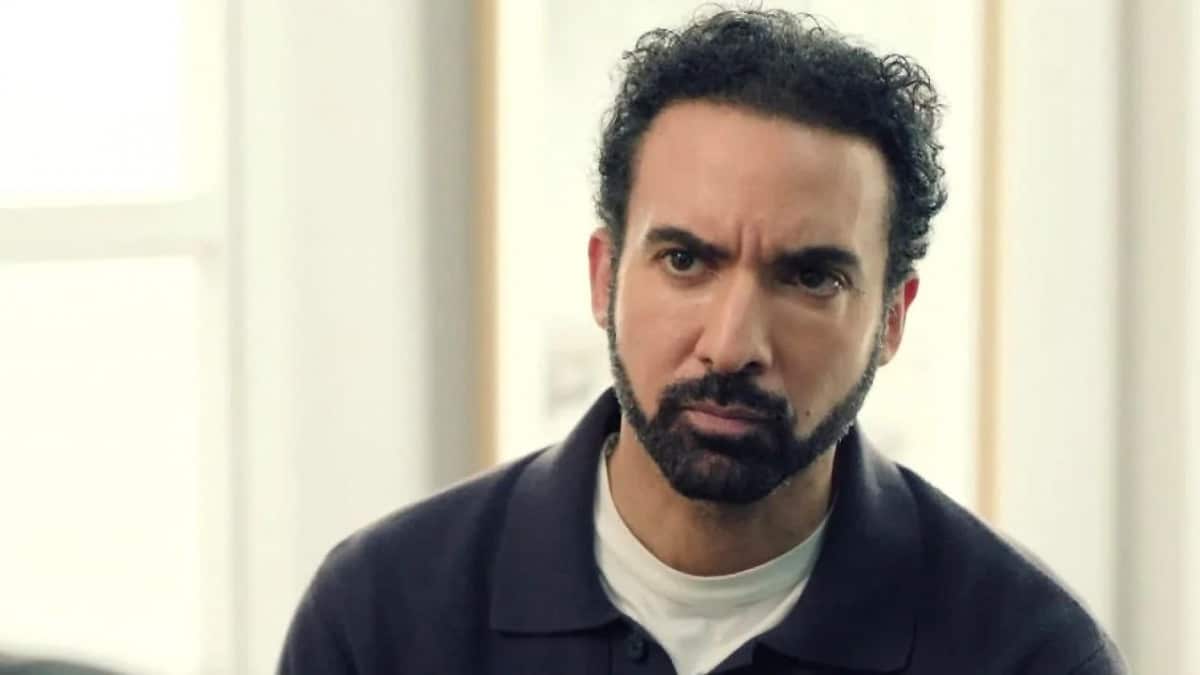 Baptiste, juré du procès de Félix dans Plus belle la vie, l'air préoccupé