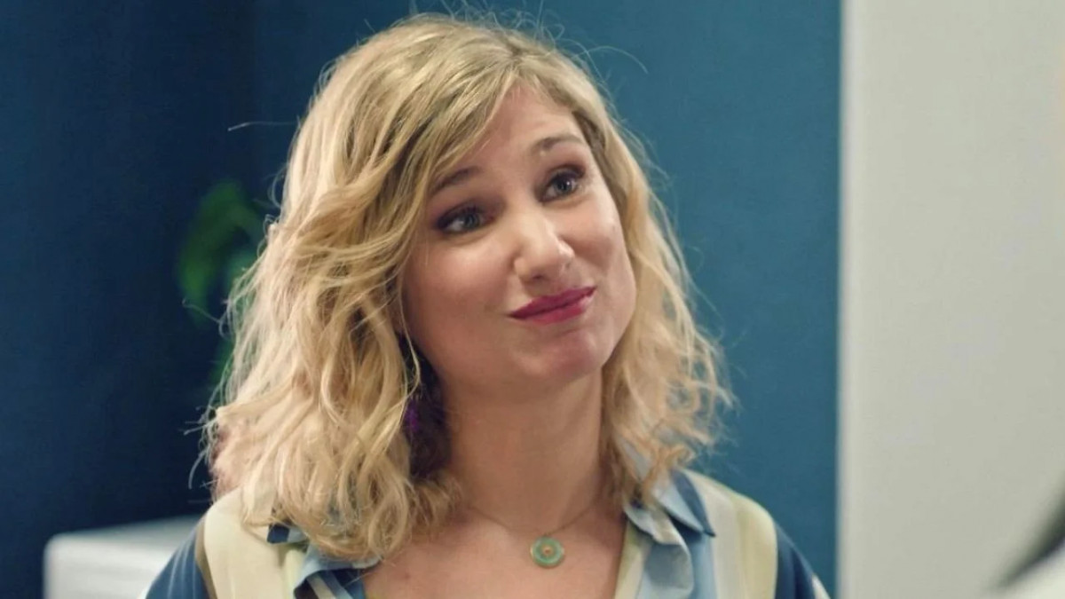 Jennifer sourit avec malice dans le cabinet médical, Plus belle la vie