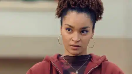 Zoé, le regard inquiet et méfiant, dans un épisode de Plus belle la vie