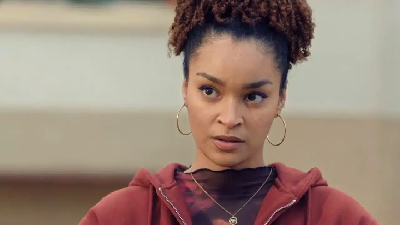 Zoé, le regard inquiet et méfiant, dans un épisode de Plus belle la vie